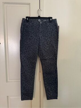 New Directions Gray Leopard-Print Skinny Pants